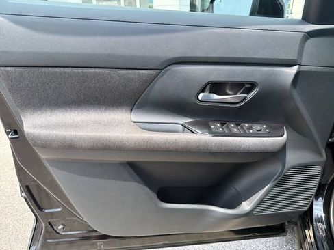 Used 2025 Nissan Kicks SV AWD/4WD image 9