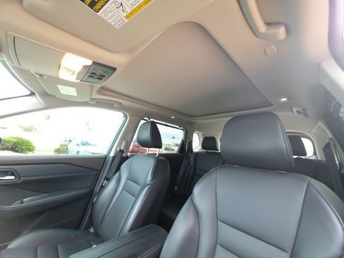 Used 2023 Nissan Rogue SV w/ SV Premium B Package image 14