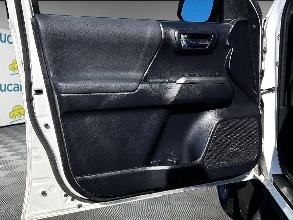 Used 2020 Toyota Tacoma TRD Sport AWD/4WD image 9