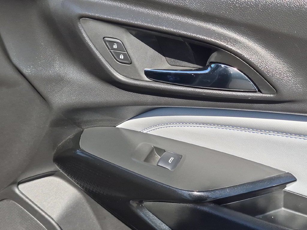 Used 2025 Chevrolet Trax LT w/ LT Convenience Package FWD image 30