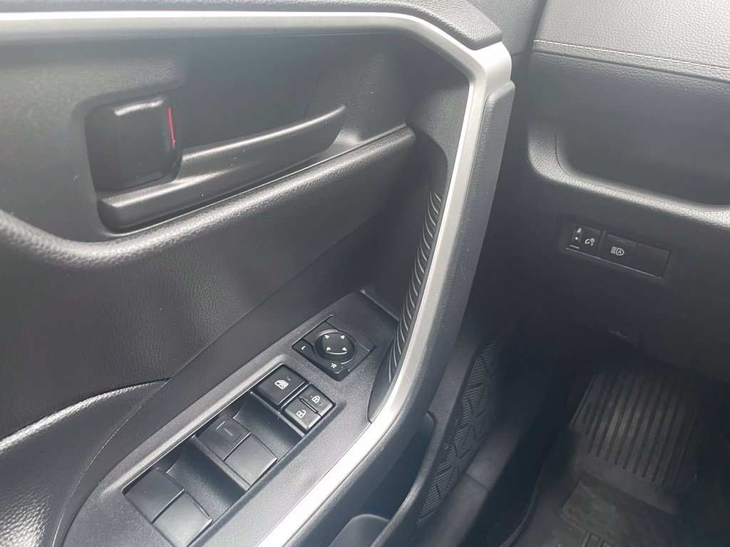 Used 2024 Toyota RAV4 LE AWD/4WD image 13