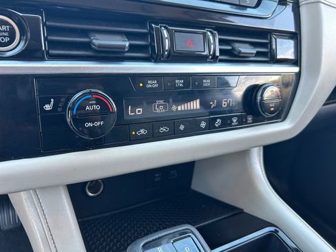 Used 2022 Nissan Pathfinder SV w/ SV Premium Package FWD image 12