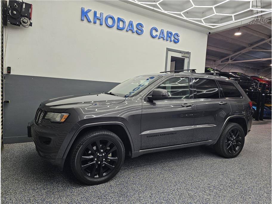 Used 2018 Jeep Grand Cherokee Altitude AWD/4WD image 2