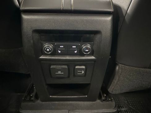 Used 2021 Chevrolet Traverse Premier image 22