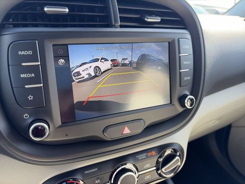 Used 2025 Kia Soul LX w/ LX Technology Package FWD image 17