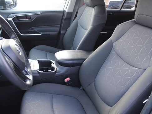 Used 2022 Toyota RAV4 XLE w/ Convenience Package AWD/4WD image 10