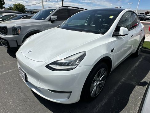 Used 2022 Tesla Model Y Long Range AWD/4WD image 4