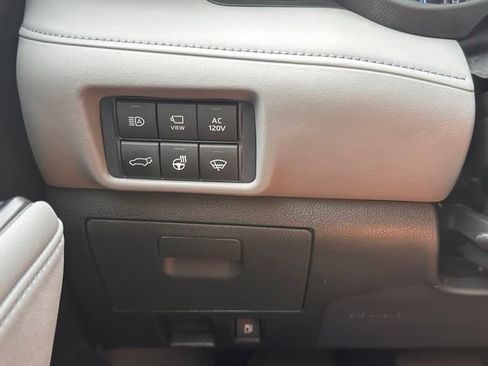 Used 2021 Toyota Highlander Limited AWD/4WD image 19