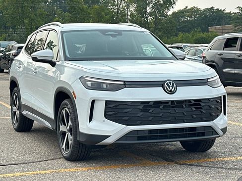 New 2025 Volkswagen Tiguan SE image 7