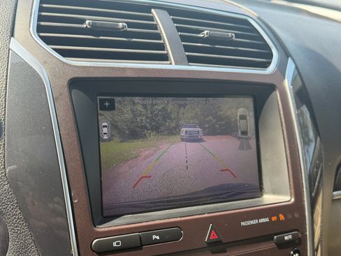 Used 2019 Ford Explorer Limited w/ Ford Safe & Smart Package FWD image 32