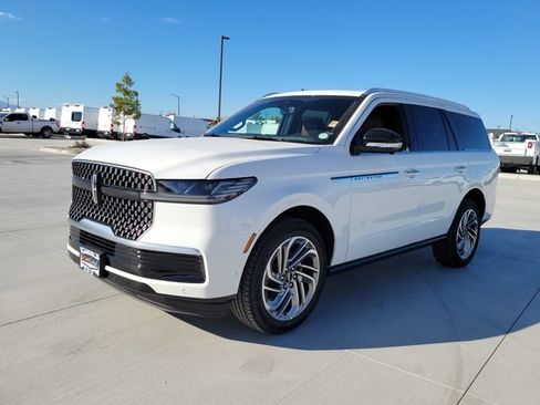 New 2025 Lincoln Navigator Reserve image 4