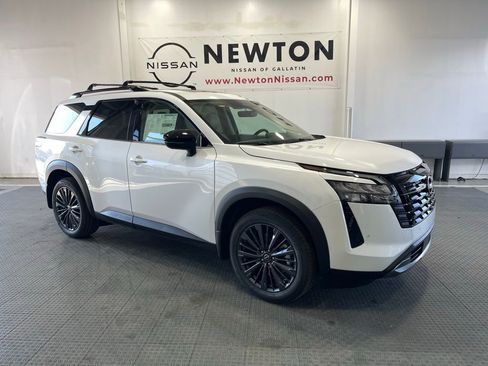 New 2026 Nissan Pathfinder SL image 2