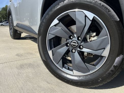 Used 2024 Nissan Rogue SV FWD image 6