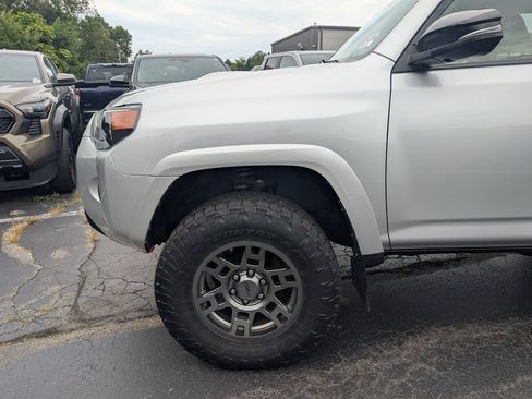 Used 2020 Toyota 4Runner Venture AWD/4WD image 2