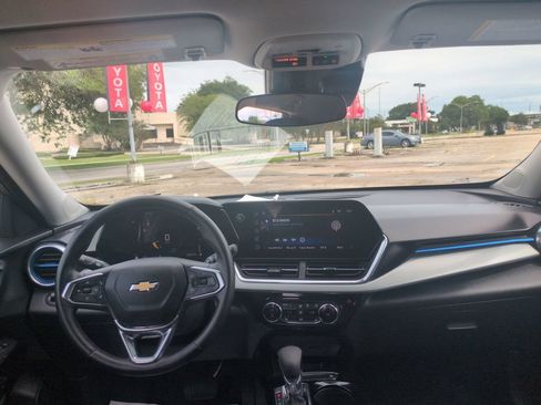 Used 2025 Chevrolet Trax LT w/ LT Convenience Package FWD image 30