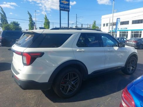 Used 2025 Ford Explorer ST-Line w/ ST-Line Street Pack AWD/4WD image 2