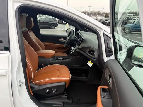 New 2026 Chrysler Pacifica Pinnacle image 30