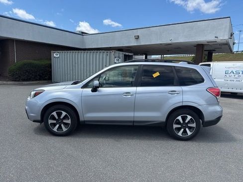 Used 2017 Subaru Forester 2.5i Premium AWD/4WD image 4
