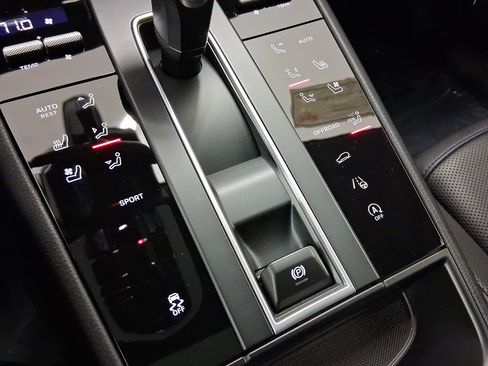 New 2026 Porsche Macan image 18