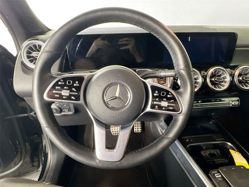 Used 2022 Mercedes-Benz GLB 250 4MATIC image 11