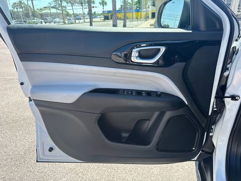 Used 2025 Jeep Compass Limited AWD/4WD image 11