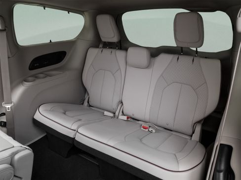 Used 2018 Chrysler Pacifica Limited FWD image 19