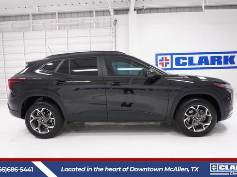 Used 2025 Chevrolet Trax LT w/ Driver Confidence Package image 4