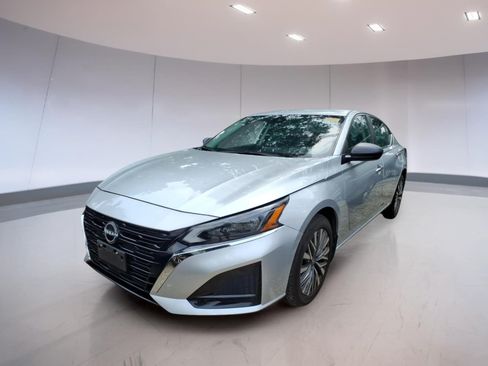 Used 2024 Nissan Altima 2.5 SV AWD/4WD image 2