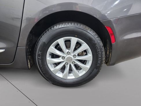 Used 2017 Chrysler Pacifica Touring-L FWD image 15