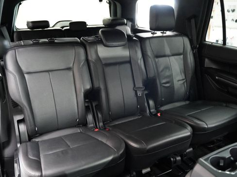 Used 2018 Ford Expedition XLT w/ Equipment Group 202A AWD/4WD image 33