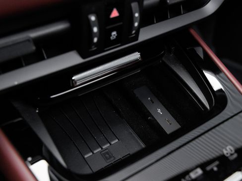 Certified 2025 Porsche Cayenne E-Hybrid AWD/4WD image 24