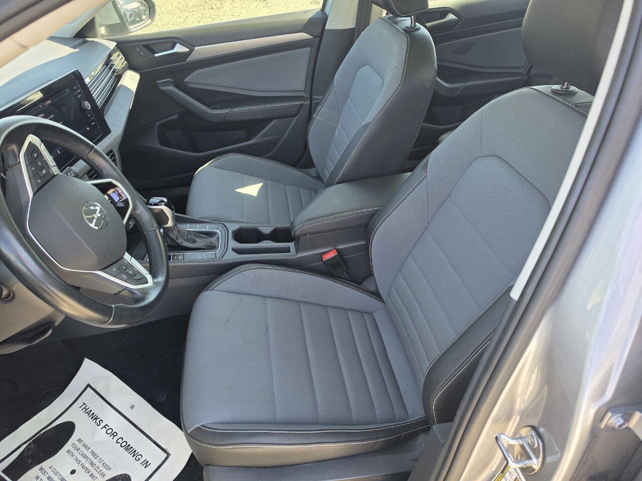 Used 2025 Volkswagen Jetta SE FWD image 8
