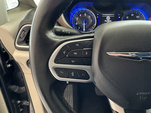 Used 2018 Chrysler Pacifica Touring-L FWD image 36