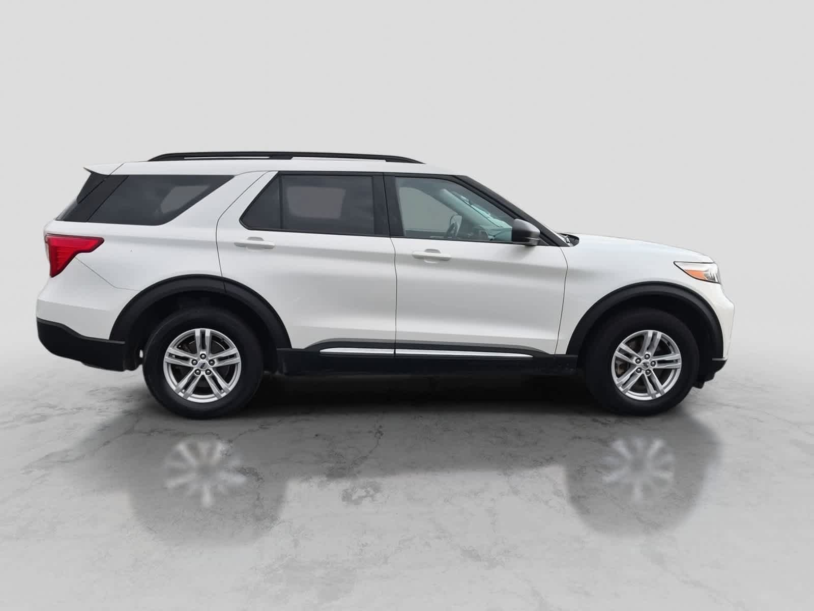Used 2023 Ford Explorer XLT AWD/4WD image 9