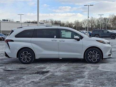New 2026 Toyota Sienna Platinum image 5