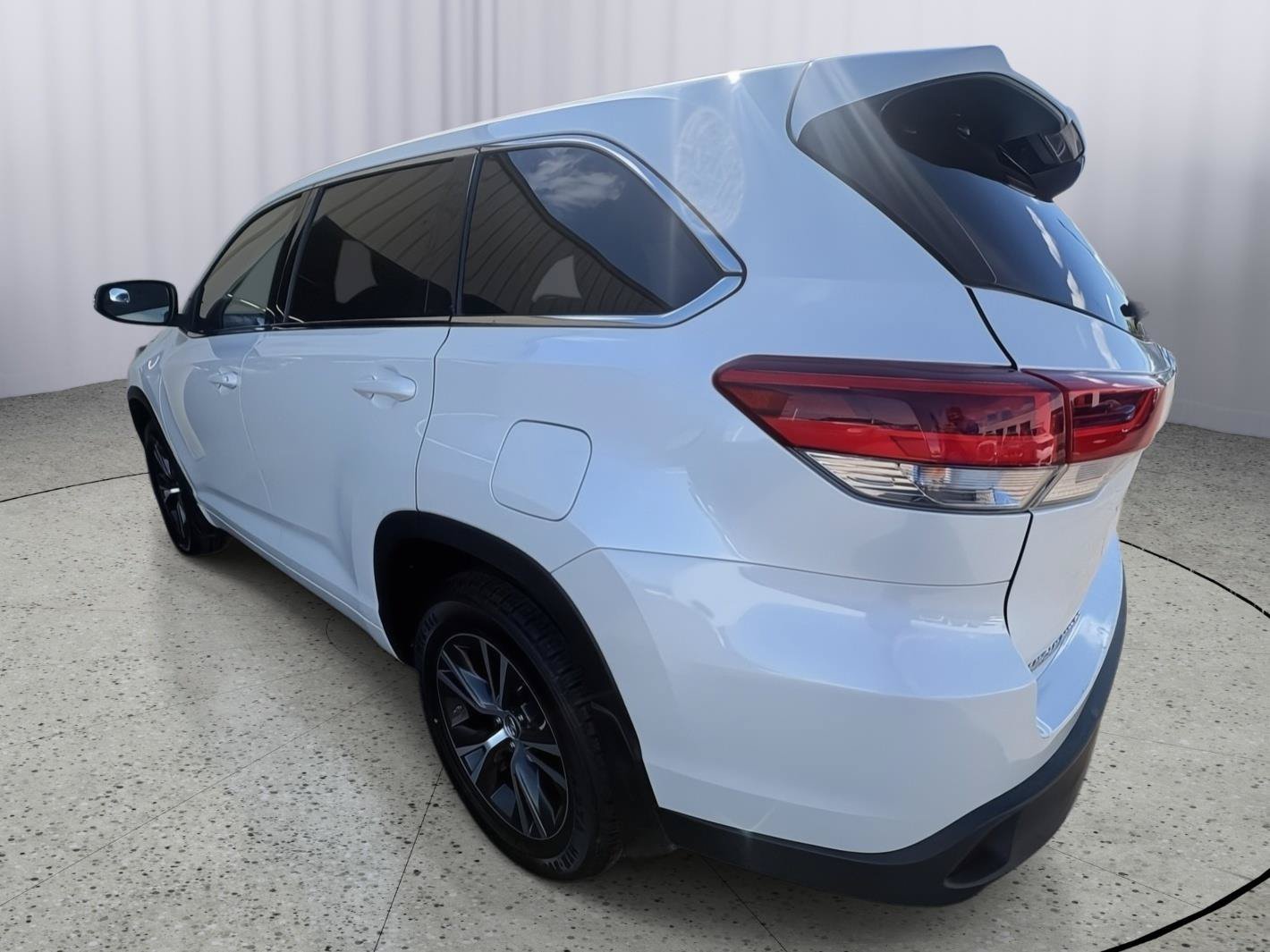 Used 2018 Toyota Highlander Plus AWD/4WD image 3