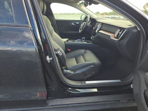 Used 2025 Volvo V60 B5 Cross Country Plus image 7