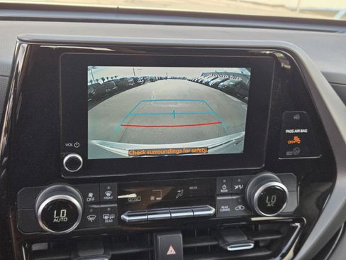 Used 2024 Toyota Highlander LE FWD image 8