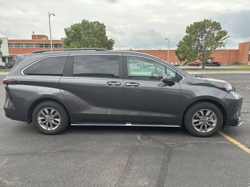 Used 2025 Toyota Sienna XLE AWD/4WD image 2