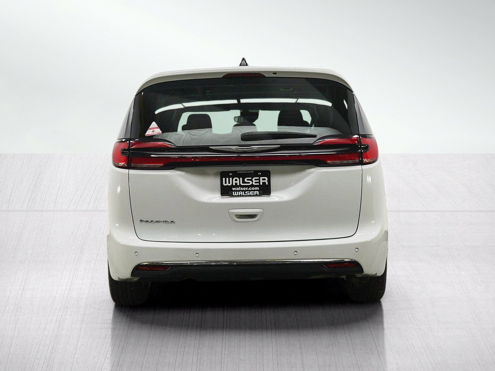 Used 2023 Chrysler Pacifica Touring-L FWD image 4