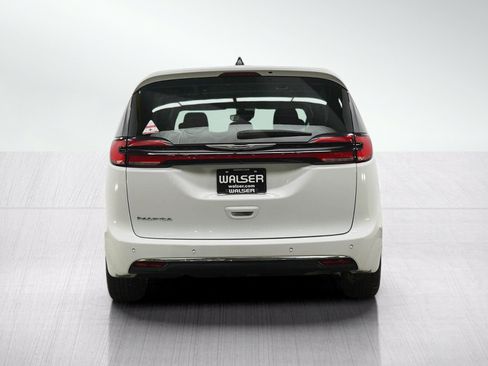 Used 2023 Chrysler Pacifica Touring-L FWD image 4