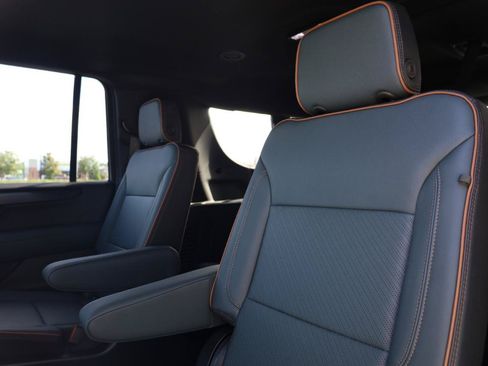 Used 2025 GMC Yukon XL AT4 AWD/4WD image 17