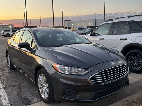 Certified 2019 Ford Fusion SE image 2