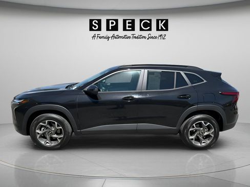 Used 2025 Chevrolet Trax LT w/ LT Convenience Package FWD image 2
