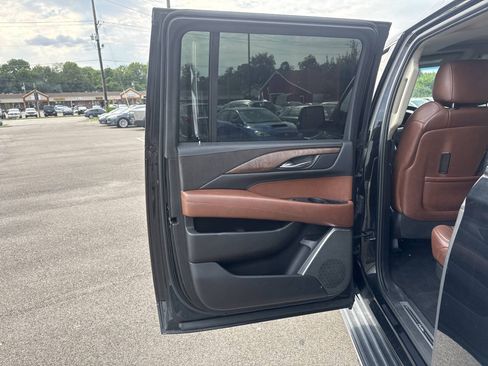 Used 2017 Cadillac Escalade ESV Luxury RWD image 16