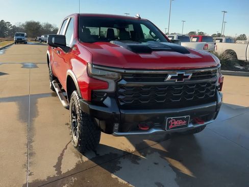 Used 2025 Chevrolet Silverado 1500 ZR2 image 2