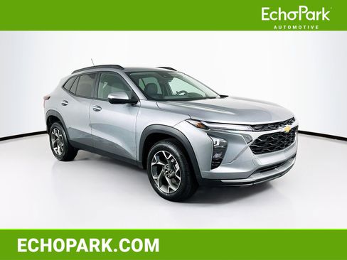 Used 2025 Chevrolet Trax LT FWD image 1