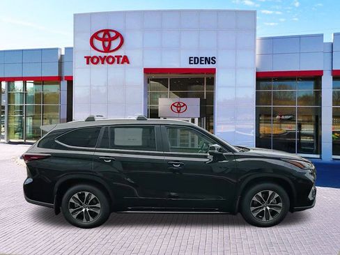 New 2026 Toyota Highlander XLE image 2