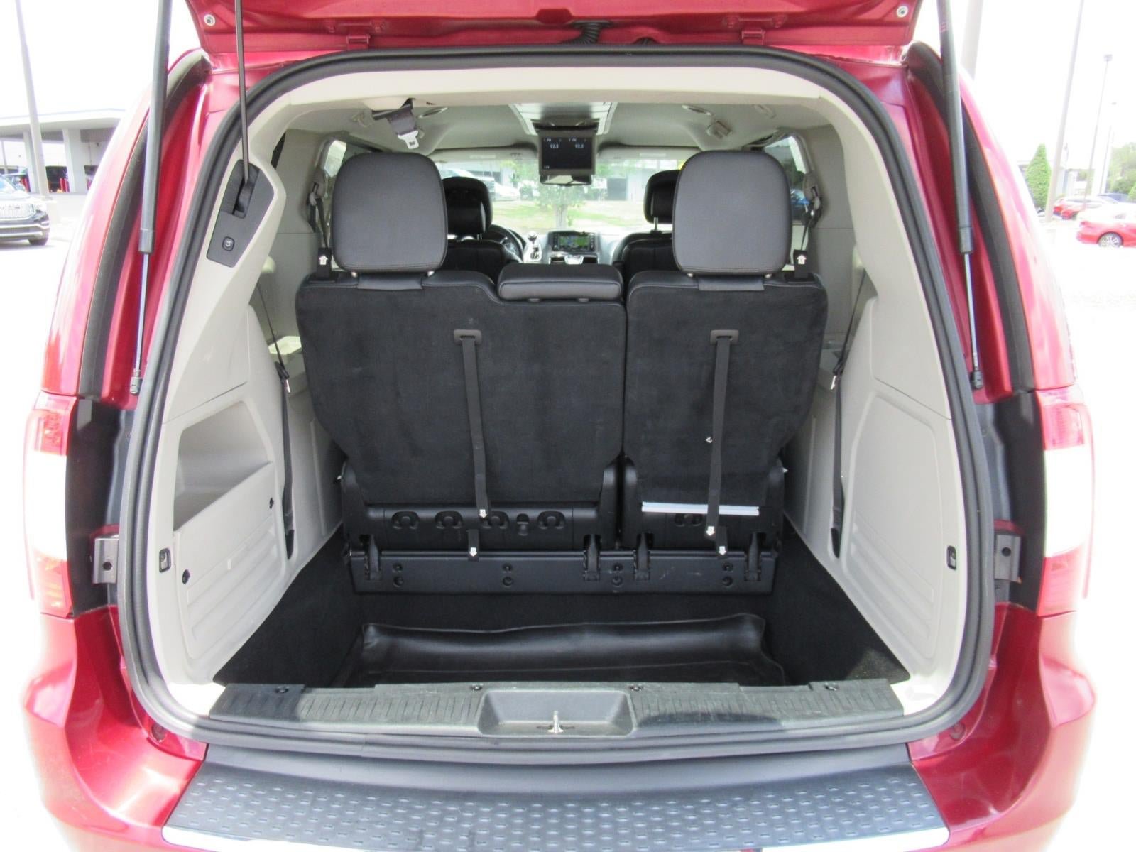 Used 2015 Chrysler Town & Country Touring FWD image 19