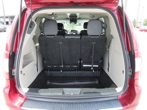Used 2015 Chrysler Town & Country Touring FWD image 19
